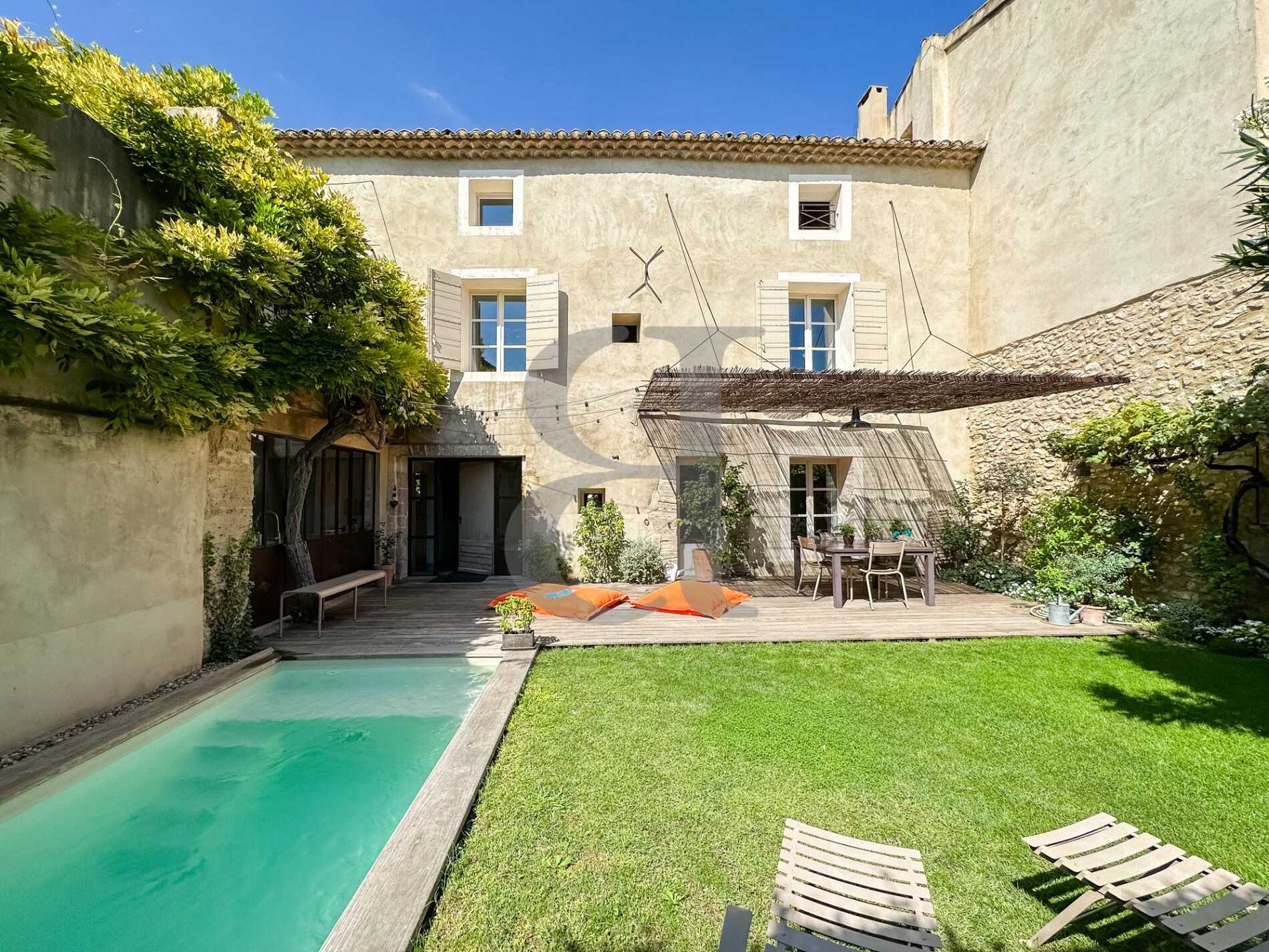 بيت في Le Thor, Provence-Alpes-Côte d'Azur 12283400