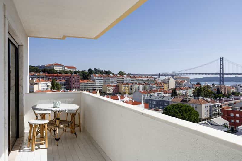 Condominium in Caramao, Lisboa 12285247