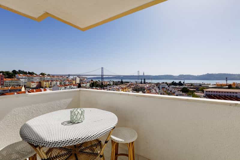 Condominium in Caramao, Lisboa 12285247