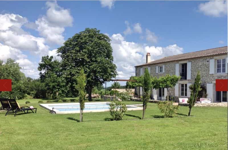 房子 在 Riocaud, Nouvelle-Aquitaine 12289943