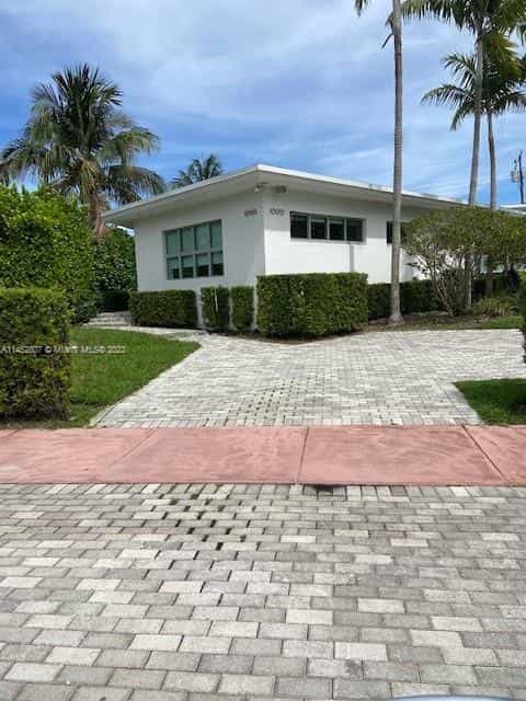 House in Normandy Shores, Florida 12293088