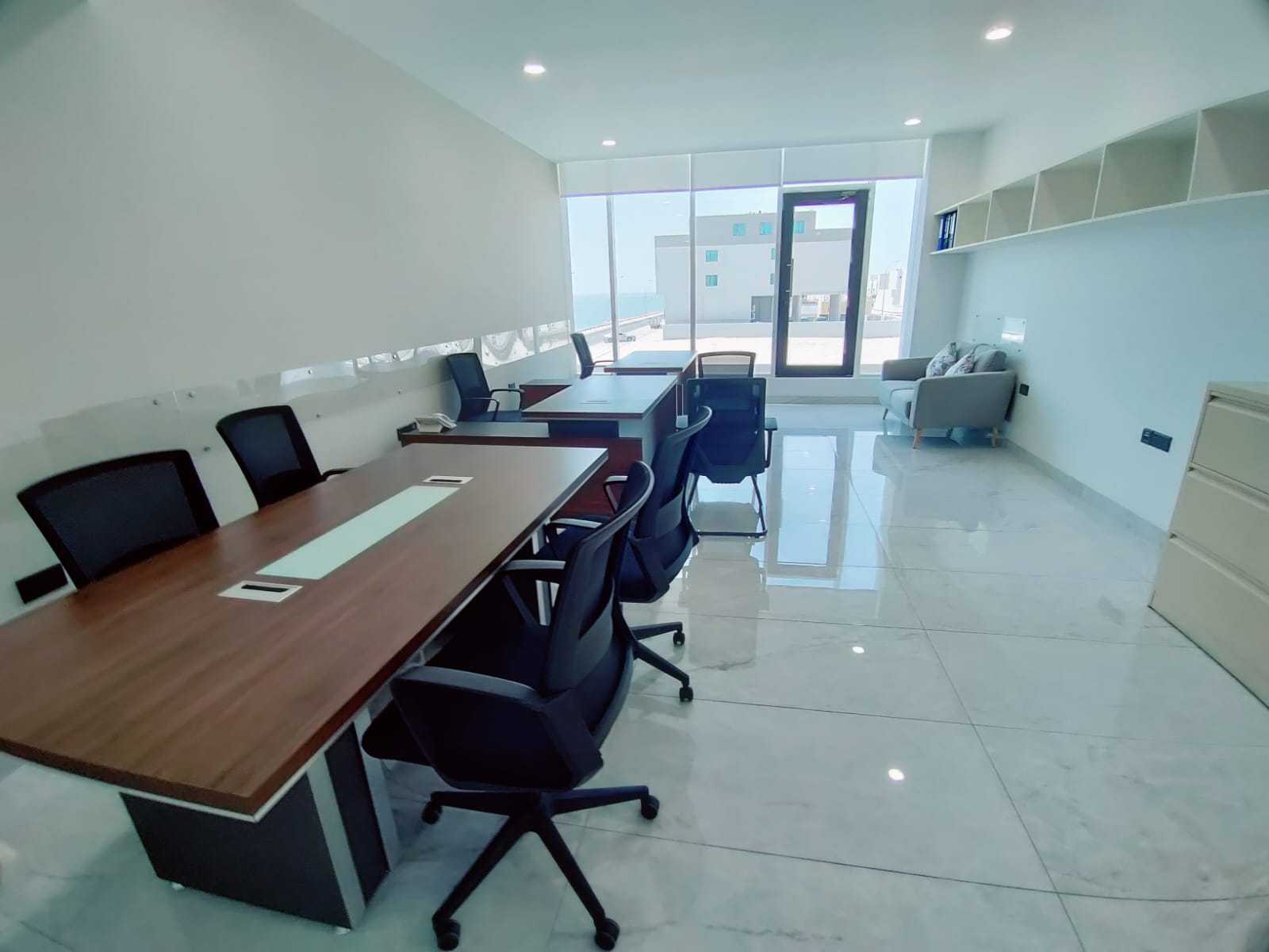 कार्यालय में , Muharraq Governorate 12295302