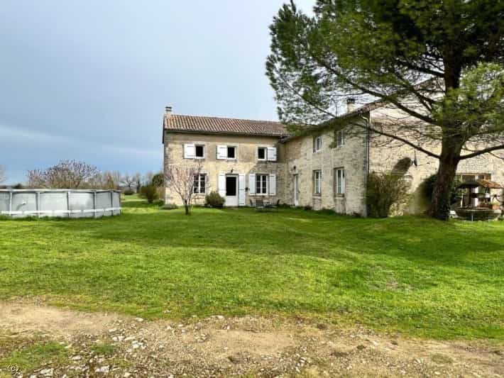 House in Condac, Nouvelle-Aquitaine 12299488