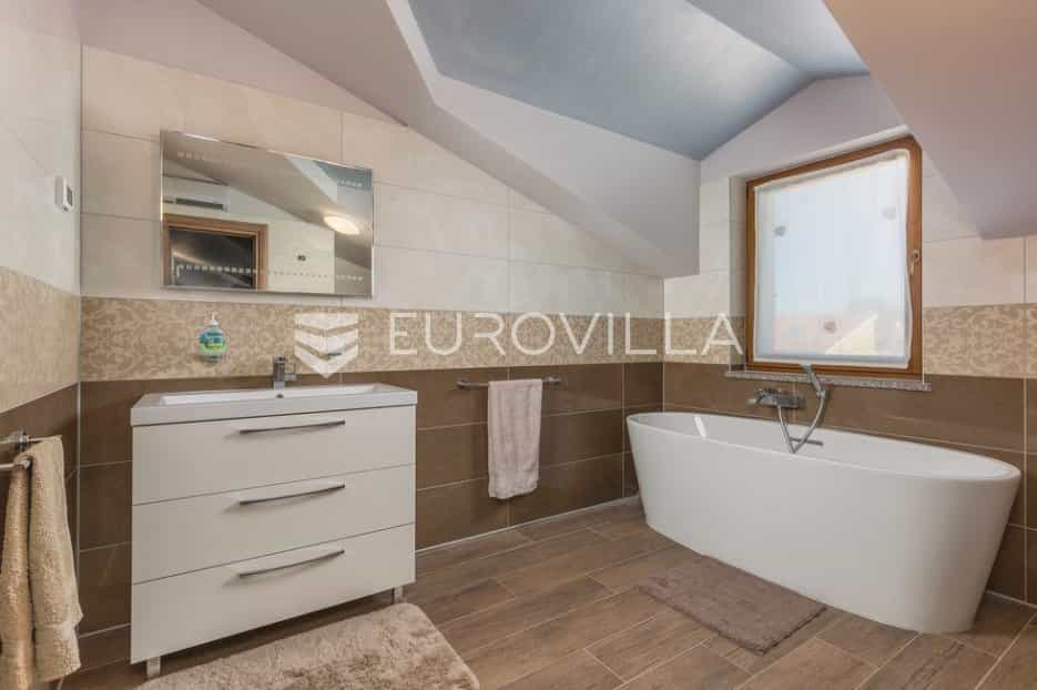 Condominium in Banjole, Istarska županija 12300800