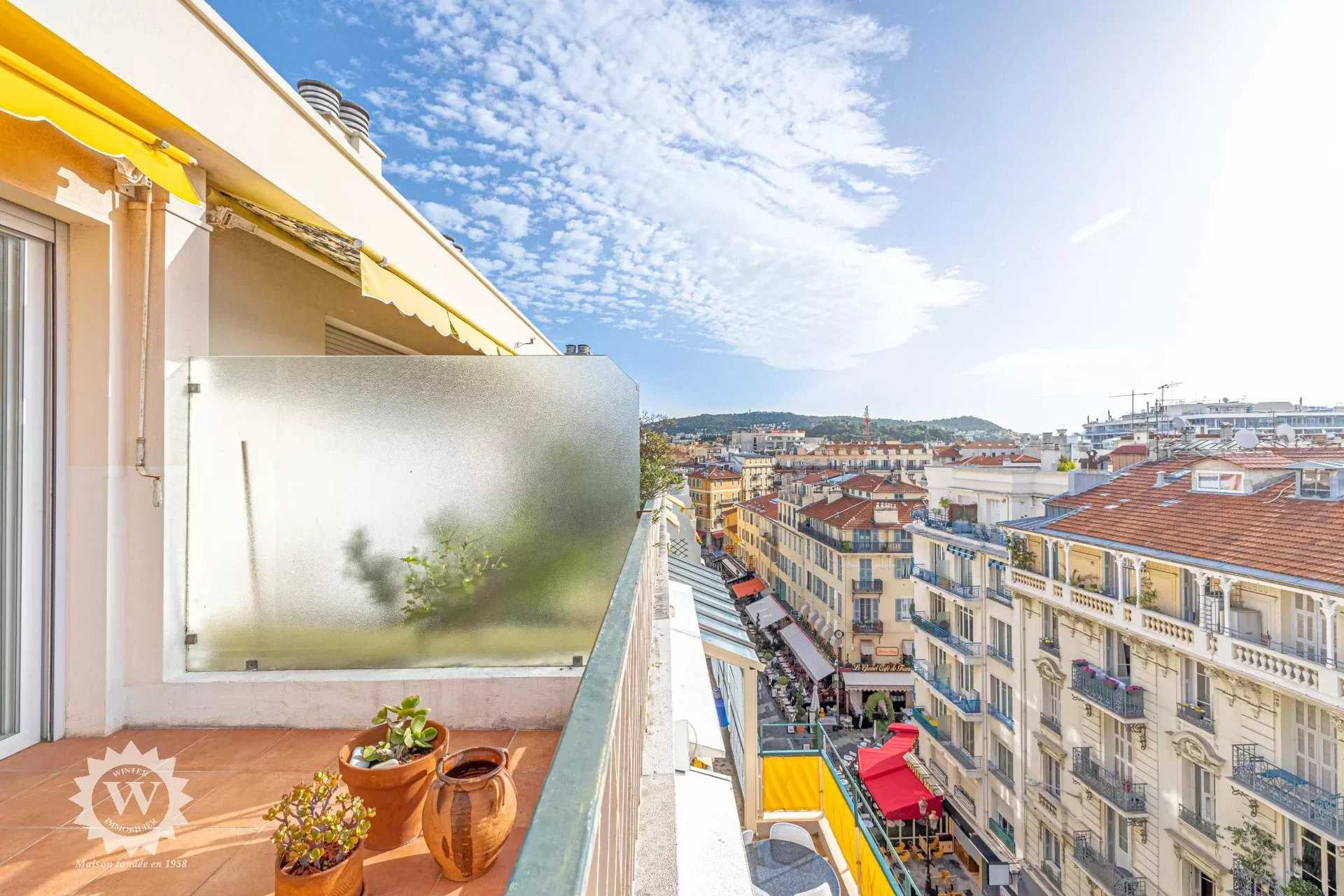 Condominium in Nice, Provence-Alpes-Cote d'Azur 12302998