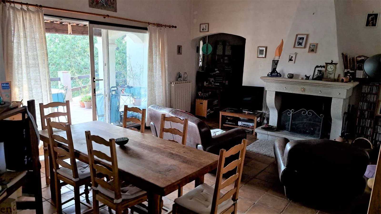 Huis in Sainte-Anastasie-sur-Issole, Provence-Alpes-Côte d'Azur 12303012