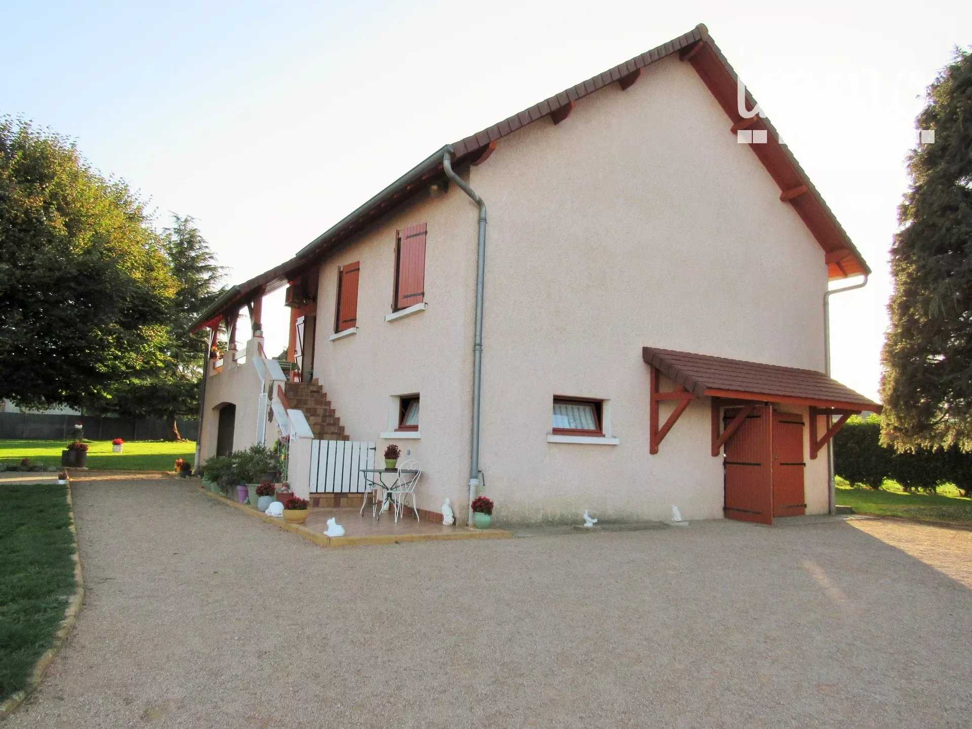 房子 在 La Tour-du-Pin, Isère 12303191