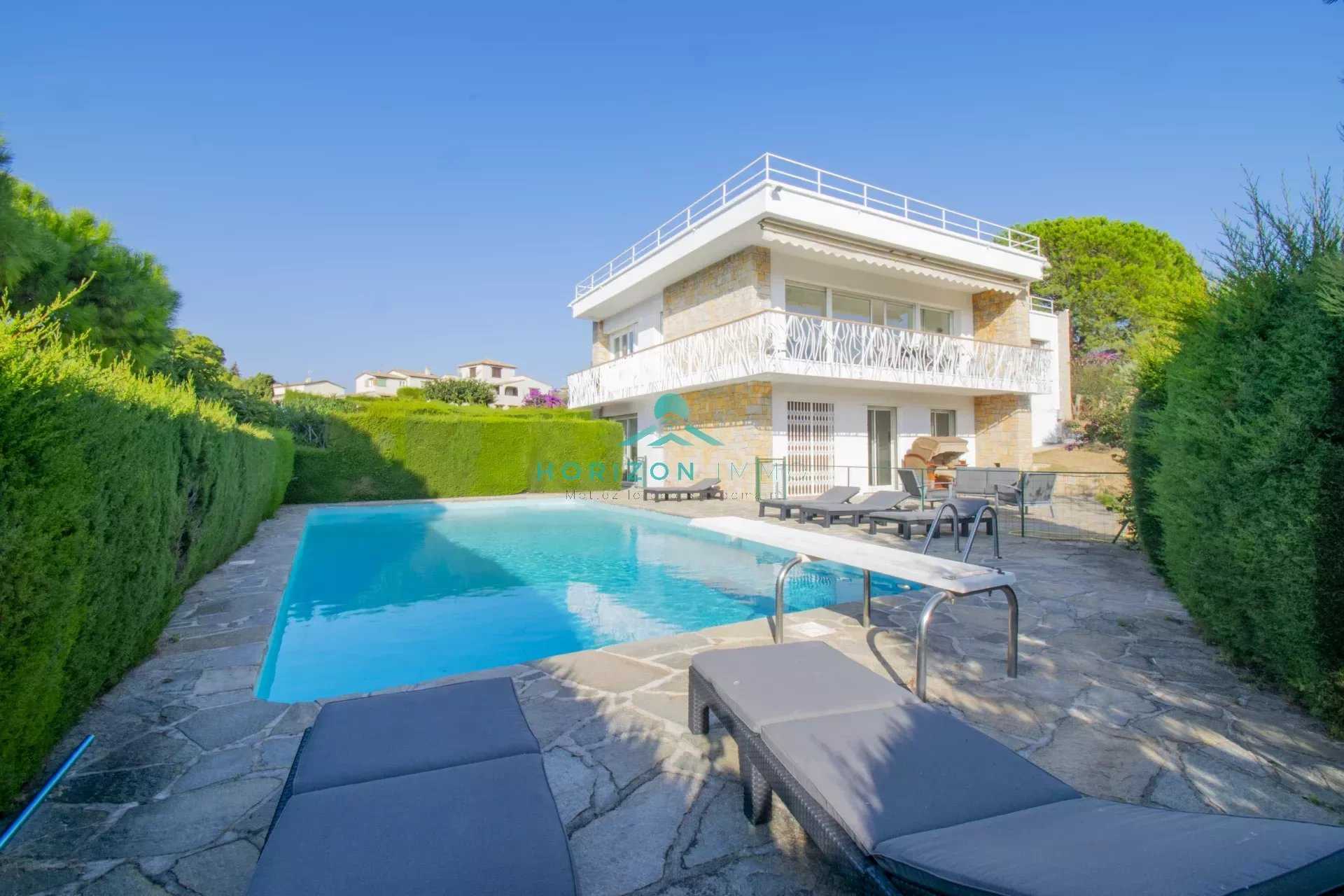 Casa nel Cagnes-sur-Mer, Provence-Alpes-Cote d'Azur 12304450
