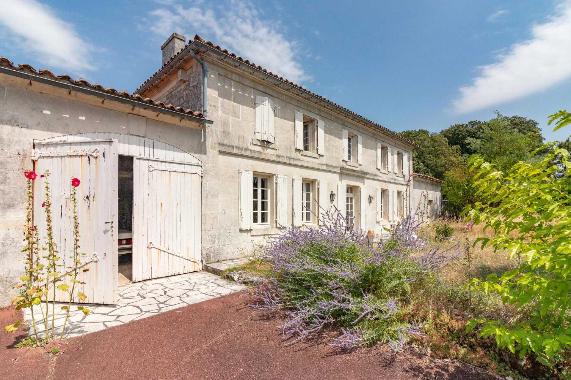 House in Saint-Même-les-Carrières, Nouvelle-Aquitaine 12305871