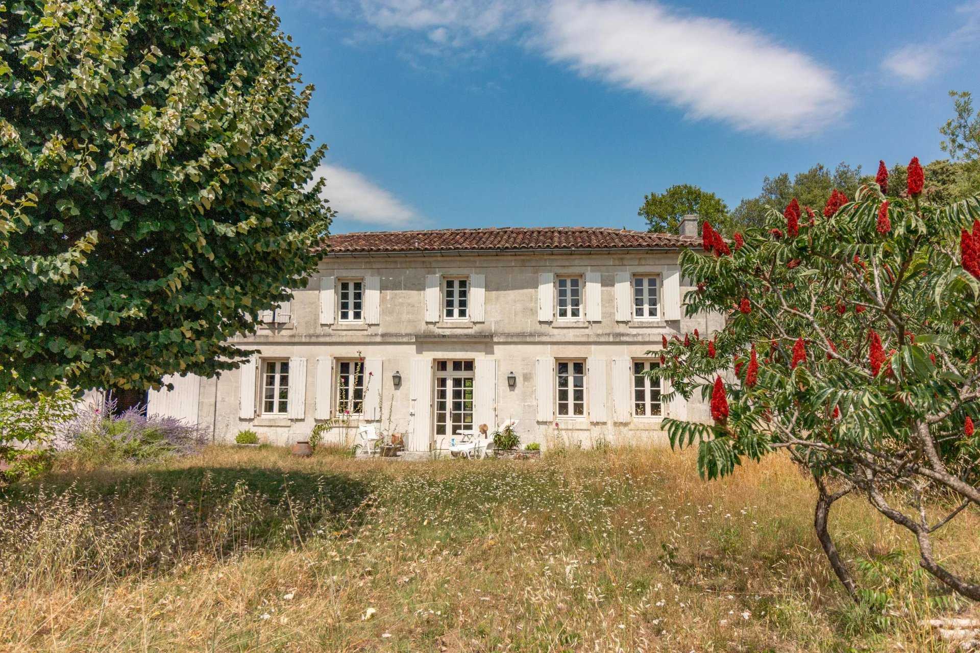 Rumah di Saint-Meme-les-Carrieres, Nouvelle-Aquitaine 12305871