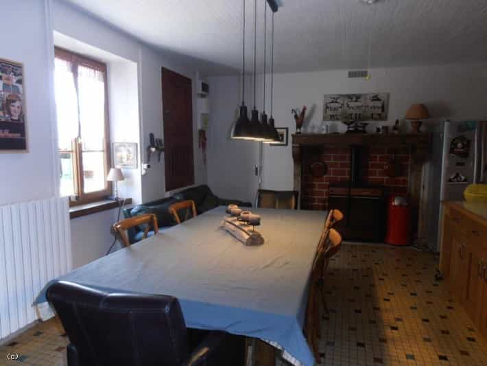 بيت في Lizant, Nouvelle-Aquitaine 12305949