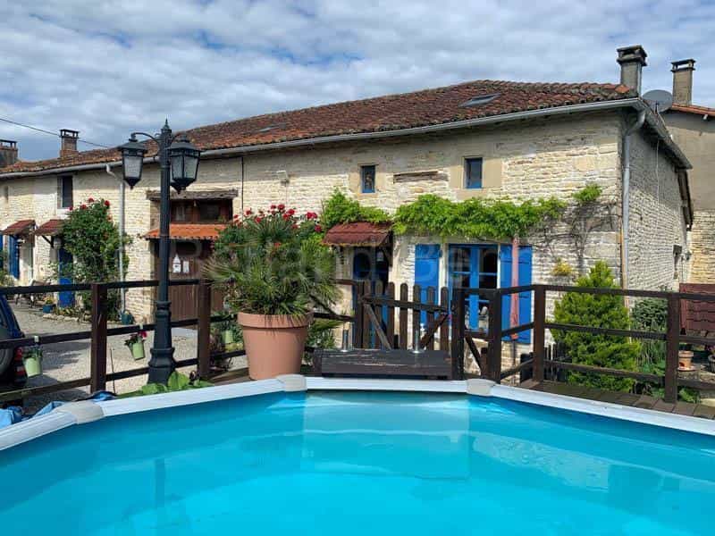 House in Chef-Boutonne, Nouvelle-Aquitaine 12305970
