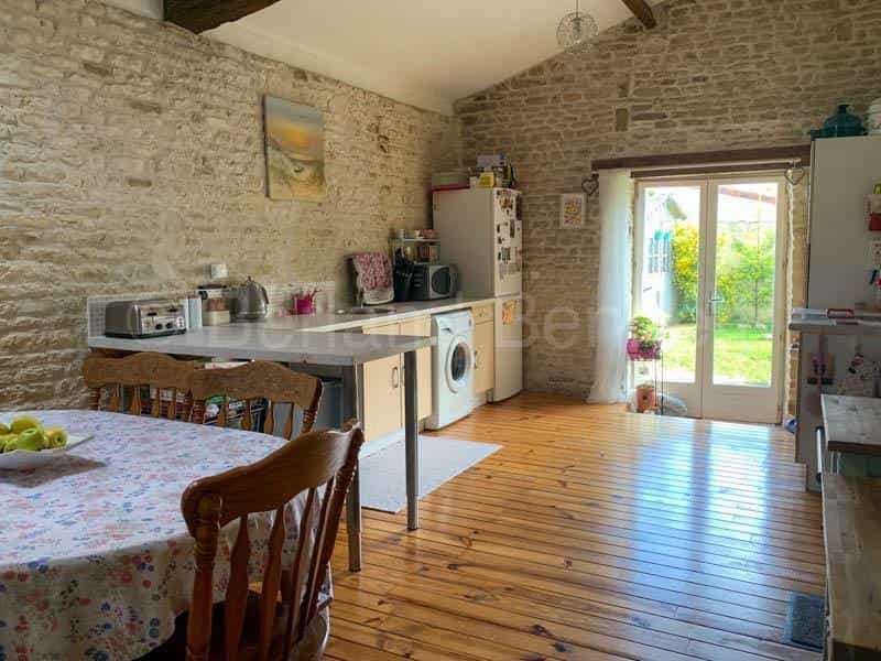 House in Chef-Boutonne, Nouvelle-Aquitaine 12305970