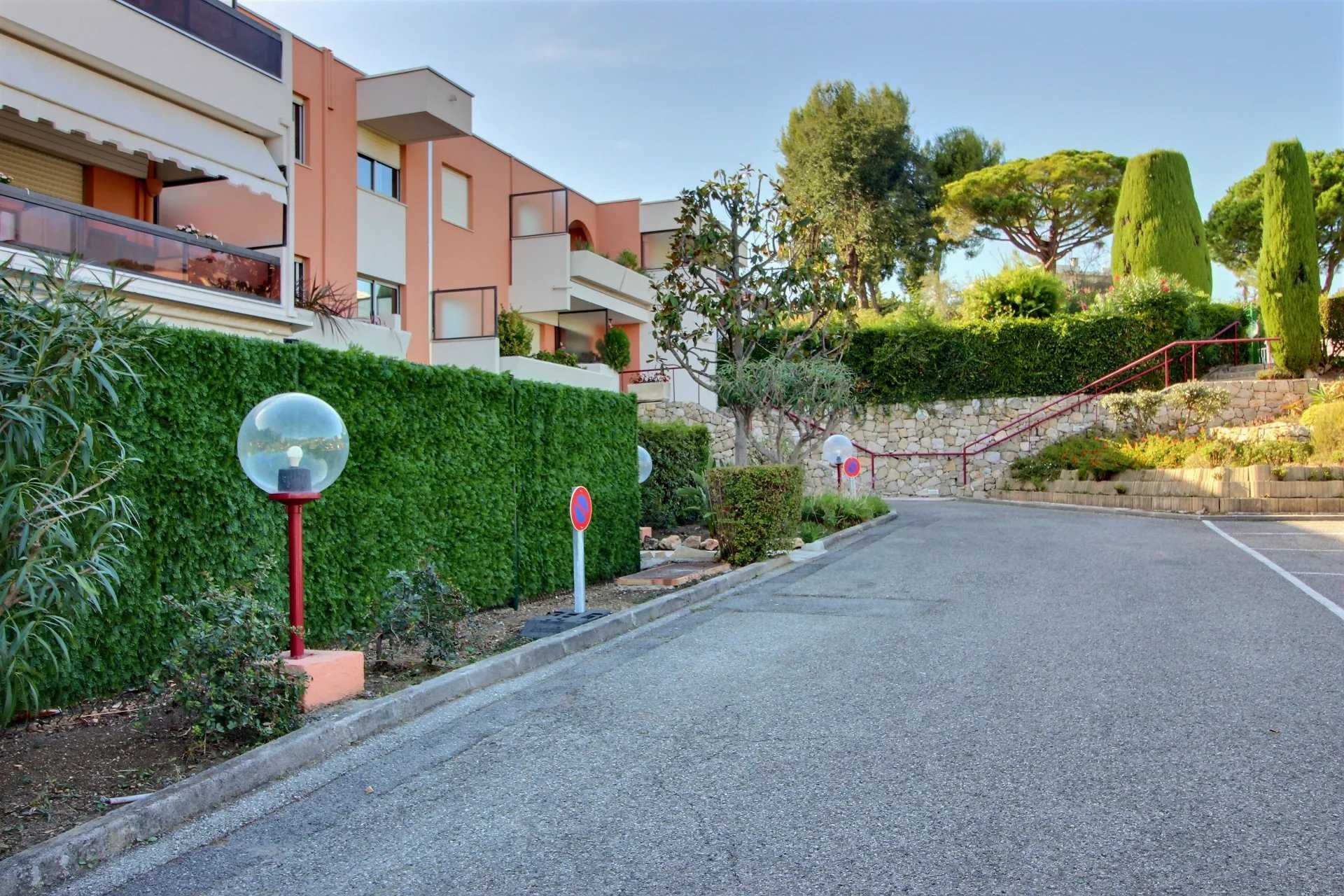 公寓 在 Antibes, Provence-Alpes-Côte d'Azur 12306055