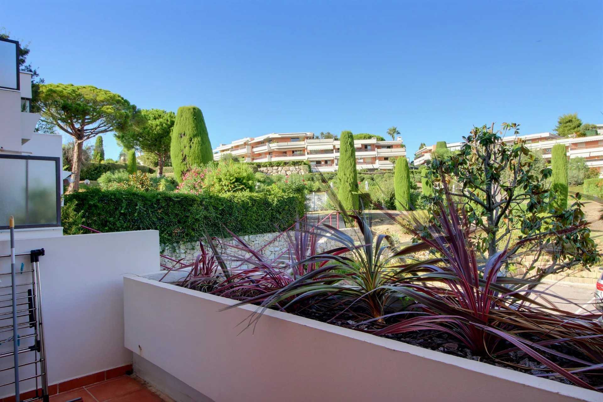Condominium in Antibes, Provence-Alpes-Côte d'Azur 12306055