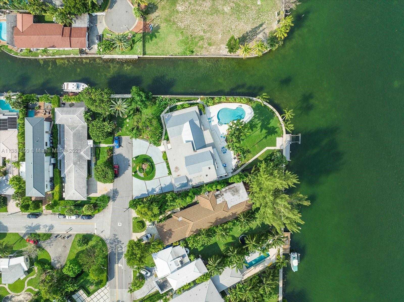 بيت في Surfside, Florida 12307906