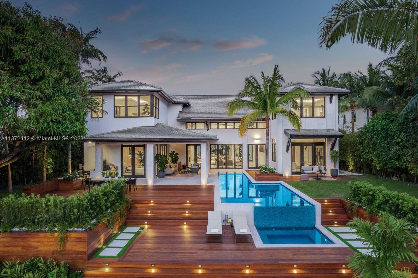 房子 在 Miami, Florida 12307912