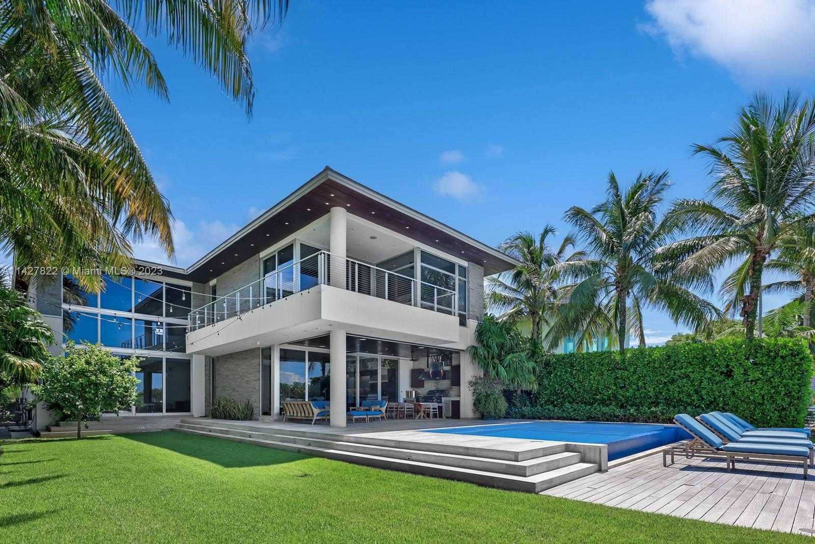 House in Normandy Shores, Florida 12308048