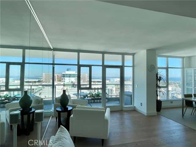Condominium in Long Beach, California 12308160