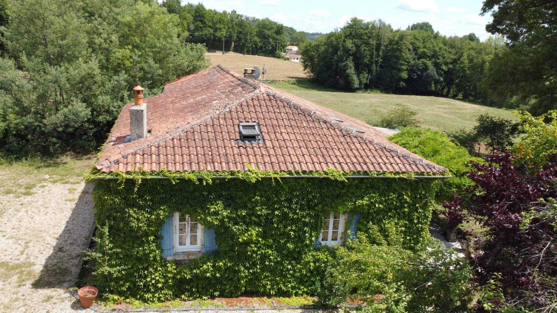 Talo sisään Yviers, Nouvelle-Aquitaine 12310645