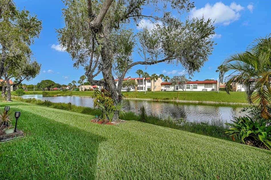 Condominium in Golden Lakes, Florida 12310998