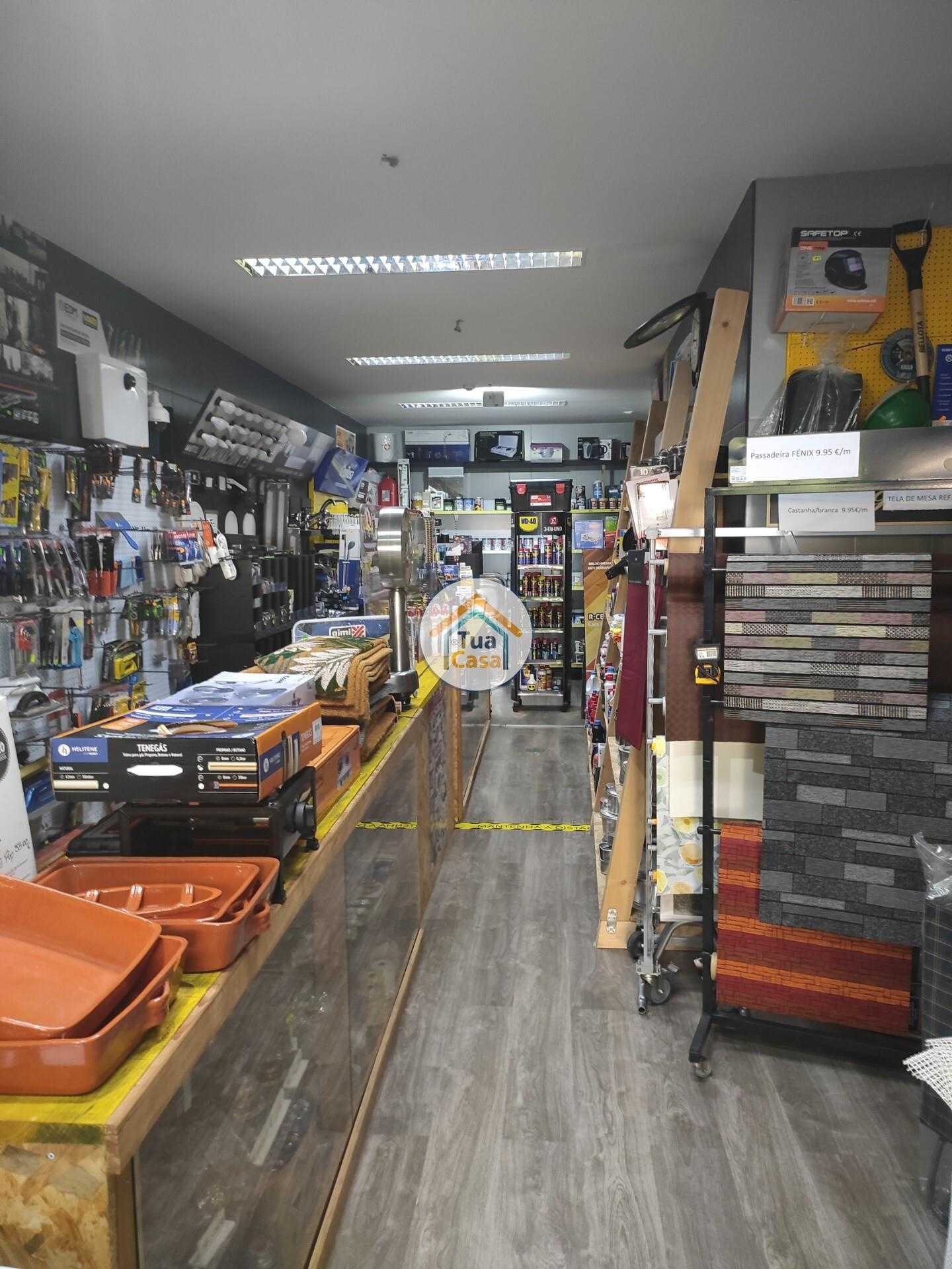 Retail in Mafamude, Porto 12312243