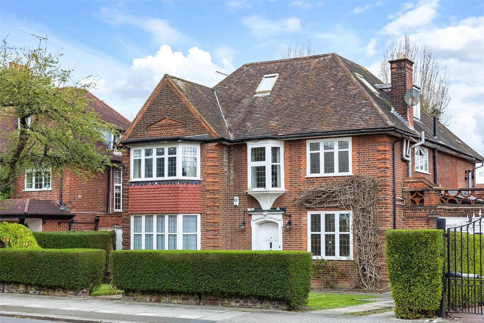 House in Cricklewood, Hocroft Avenue 12314049