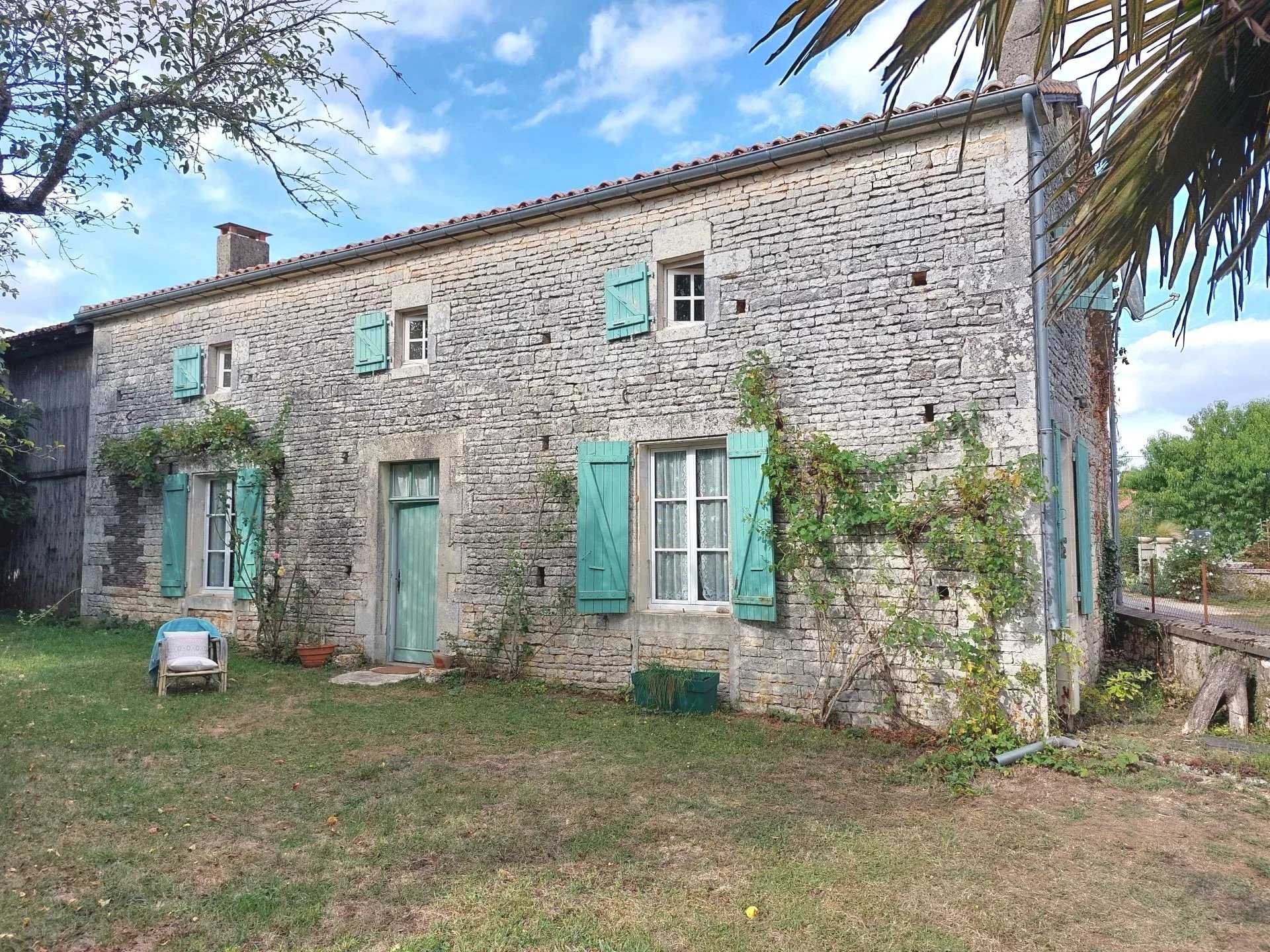 بيت في Verteuil-sur-Charente, Nouvelle-Aquitaine 12315233