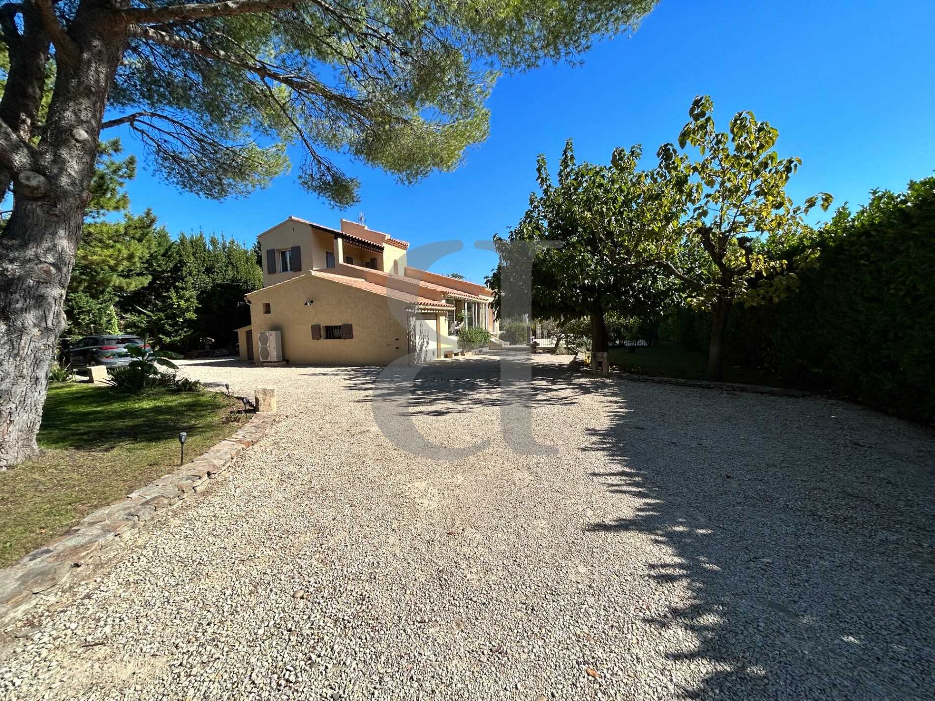 Huis in L'Isle-sur-la-Sorgue, Provence-Alpes-Côte d'Azur 12315235