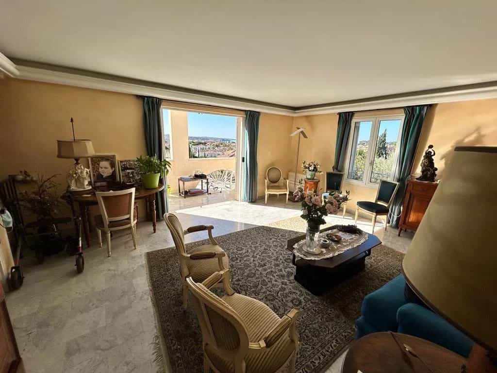Condominium in Sanary-sur-Mer, Provence-Alpes-Cote d'Azur 12318224