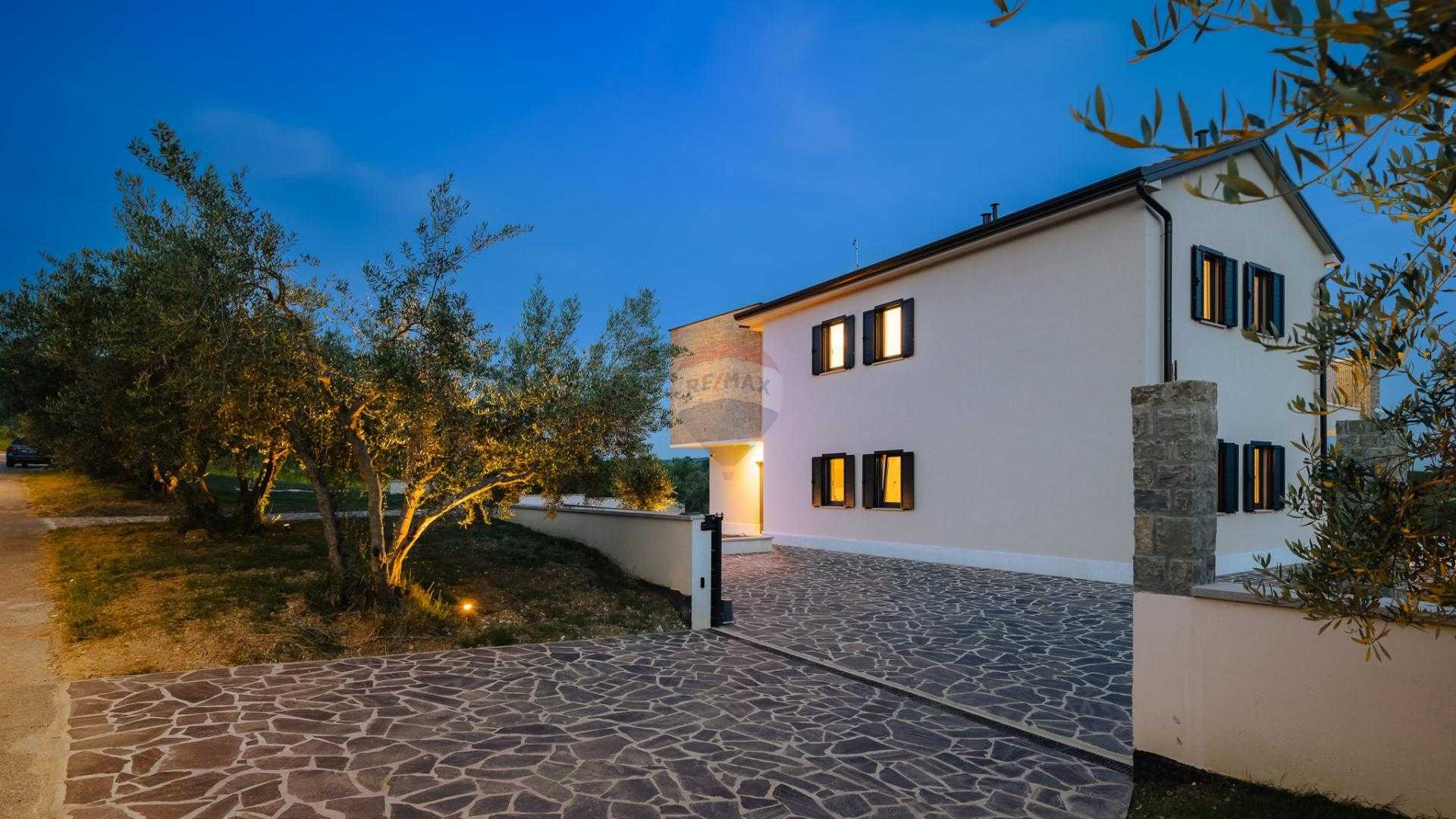 casa en Buje, Istarska županija 12320701