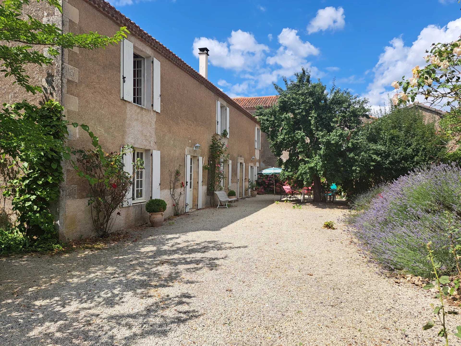 жилой дом в Millac, Nouvelle-Aquitaine 12323022