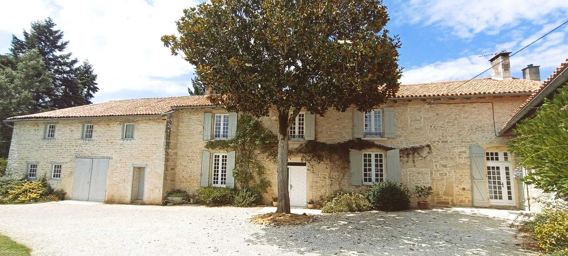 жилой дом в Lizant, Nouvelle-Aquitaine 12323034