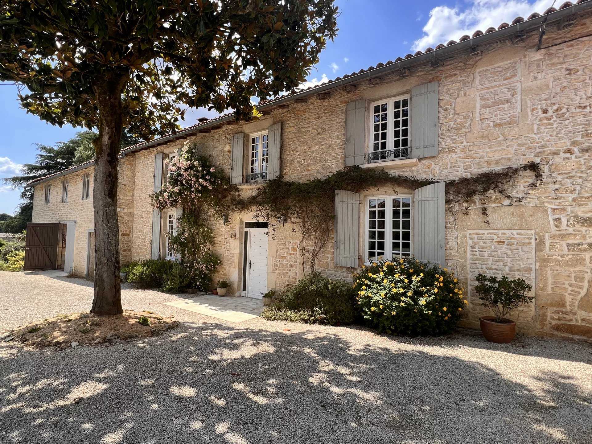 بيت في Lizant, Nouvelle-Aquitaine 12323034
