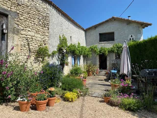 Huis in Champagne-et-Fontaine, Nouvelle-Aquitaine 12323169