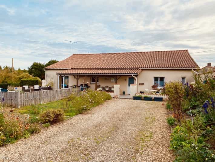 بيت في Lizant, Nouvelle-Aquitaine 12323755