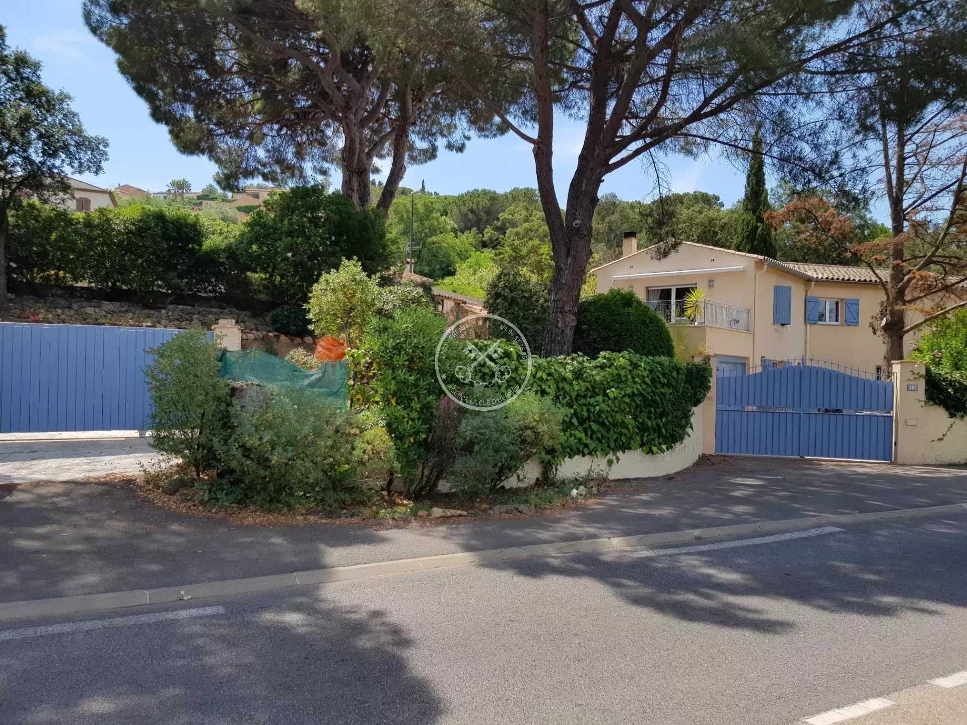 Rumah di Sainte-Maxime, Provence-Alpes-Cote d'Azur 12325764
