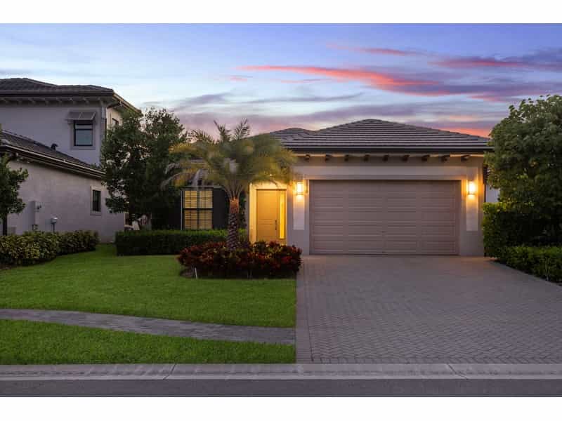 House in Mangonia Park, Florida 12327461