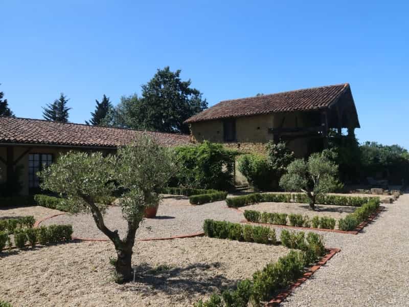 بيت في Monlezun, Occitanie 12328660