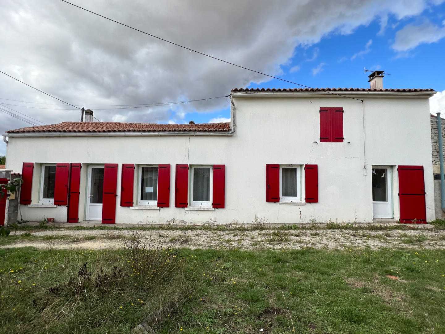 House in Villeneuve-la-Comtesse, Nouvelle-Aquitaine 12329353