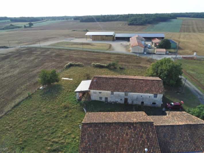 Rumah di Verteuil-sur-Charente, Nouvelle-Aquitaine 12329372