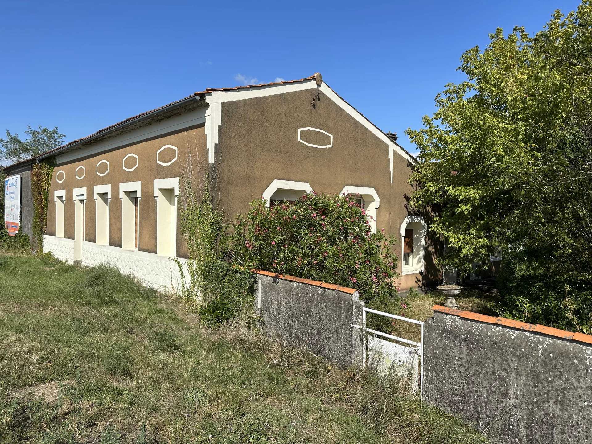 Casa nel Saint-Aubin-de-Blaye, Gironde 12329890