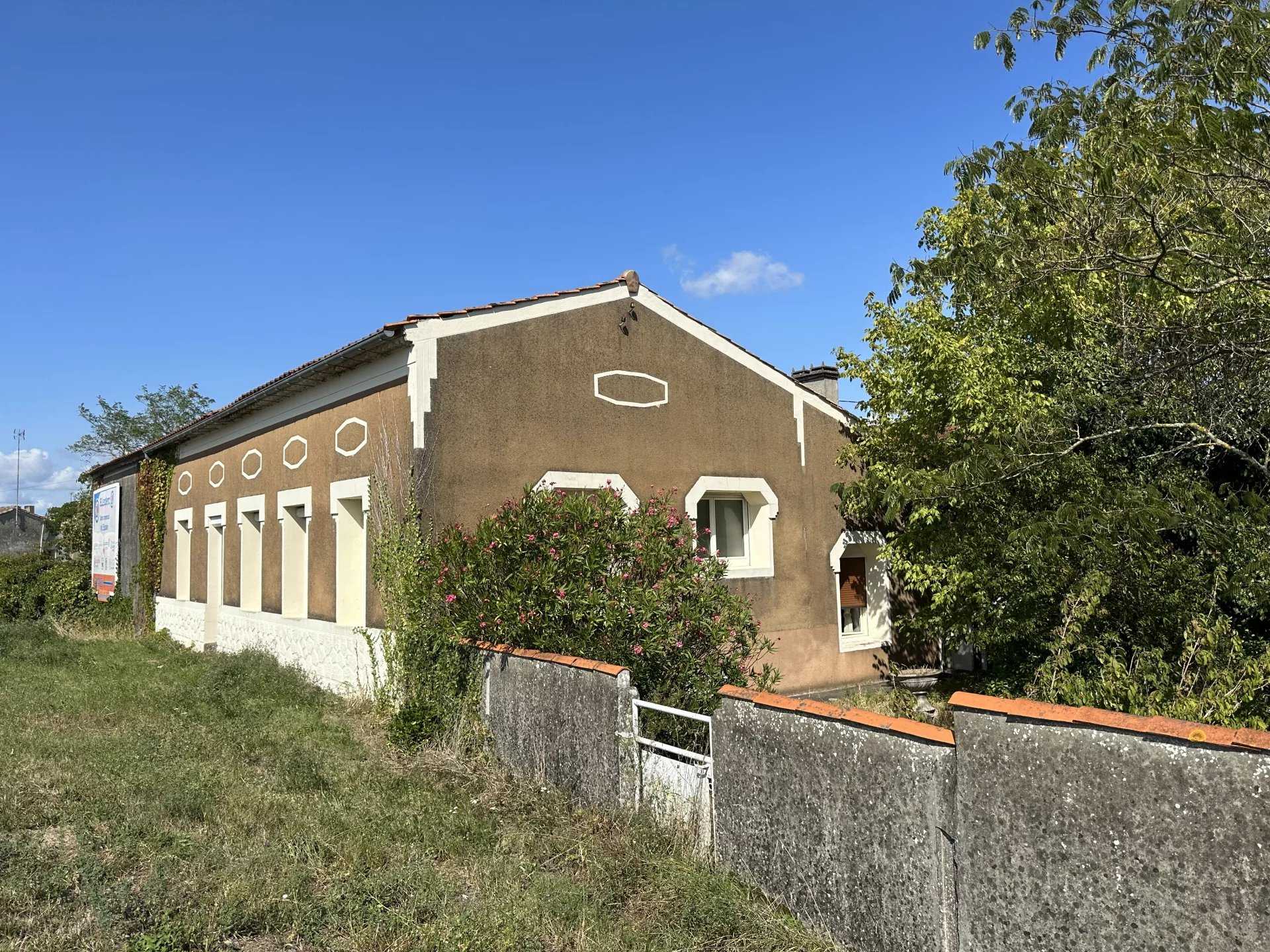 House in Saint-Aubin-de-Blaye, Nouvelle-Aquitaine 12329890