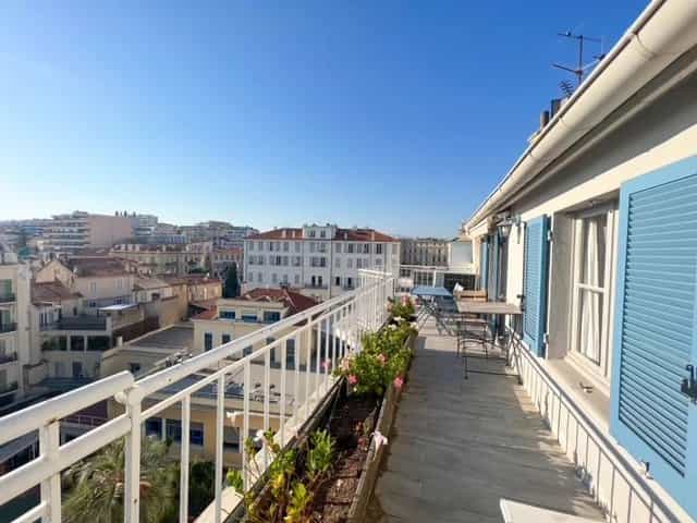 Condominium in Cannes, Provence-Alpes-Cote d'Azur 12329897