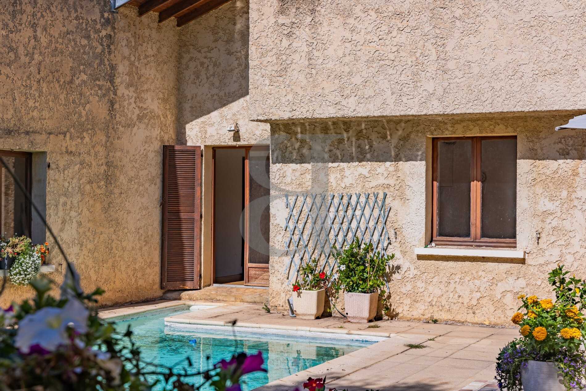 بيت في Saint-Didier, Provence-Alpes-Côte d'Azur 12331574