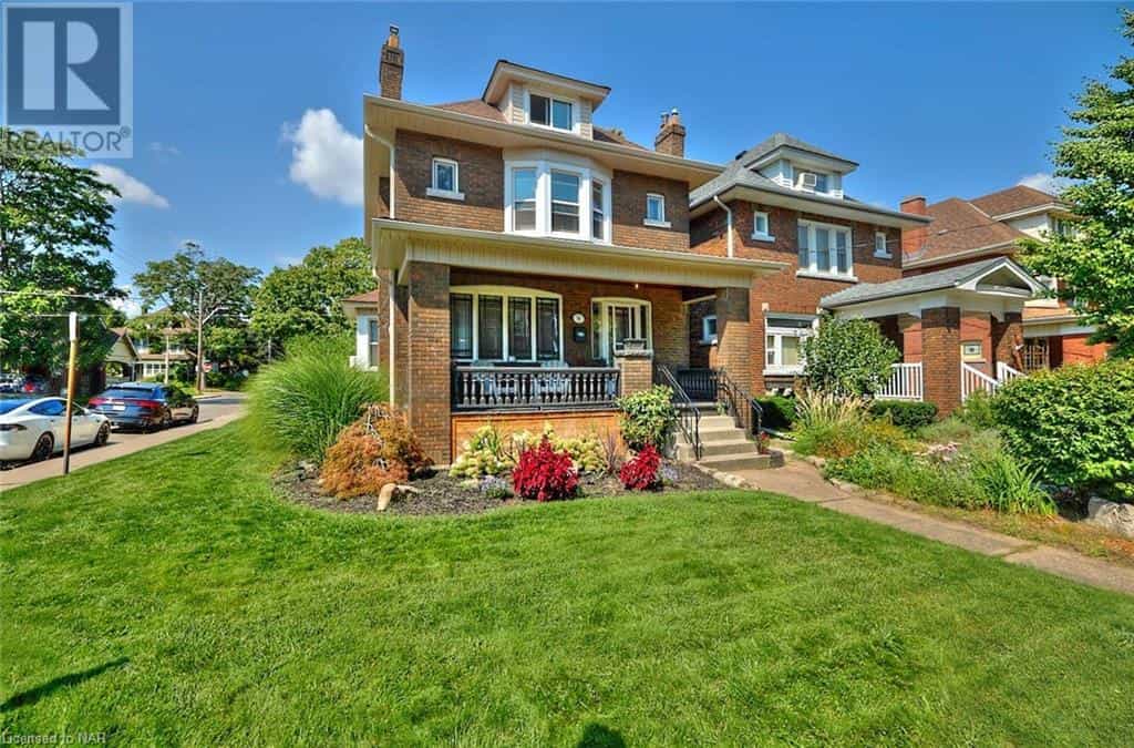 House in Hamilton, Ontario 12334438