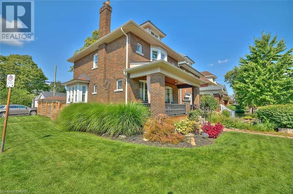 House in Hamilton, Ontario 12334438