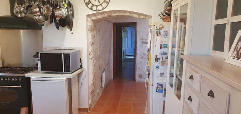 بيت في Quinson, Provence-Alpes-Côte d'Azur 12334471