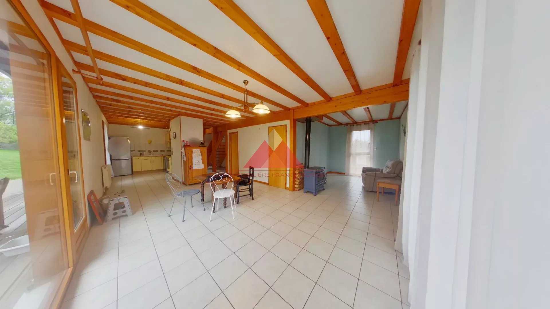 Talo sisään Saint-Laurent-du-Jura, Bourgogne-Franche-Comte 12338257