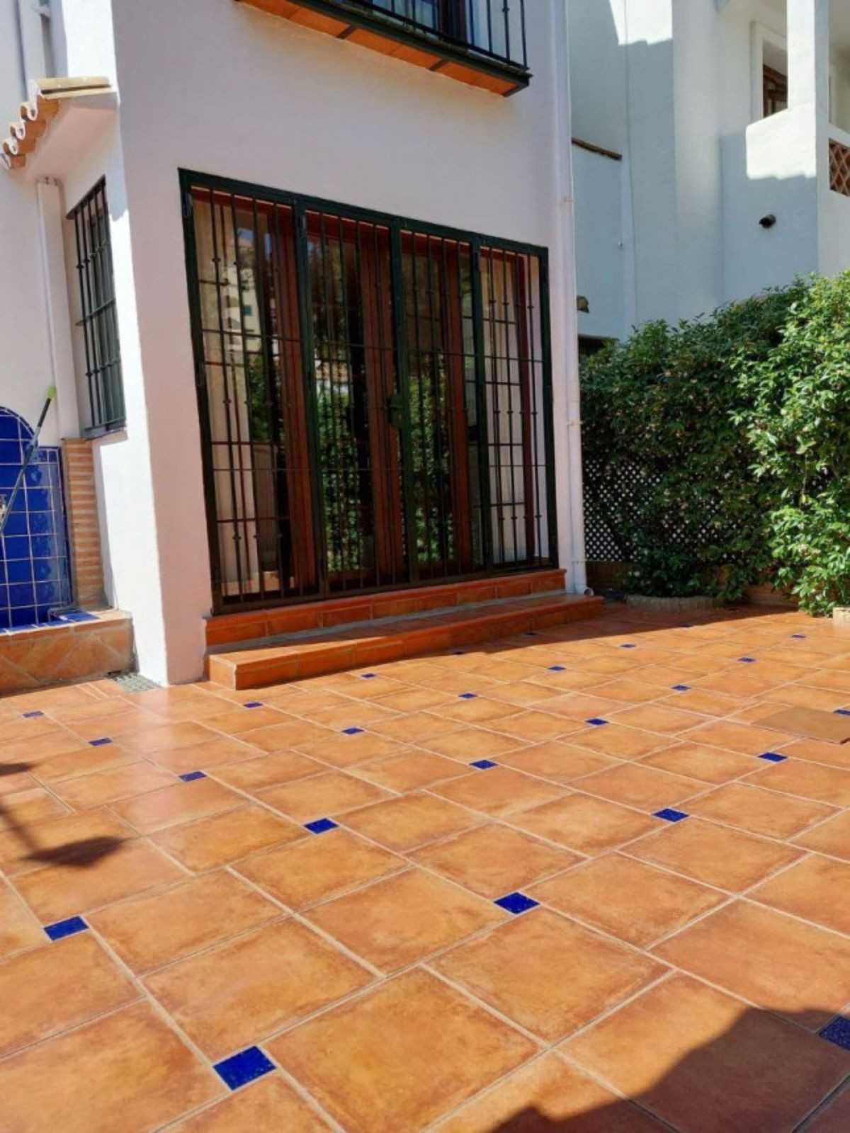 Useita taloja sisään Marbella, Andalusia 12338559
